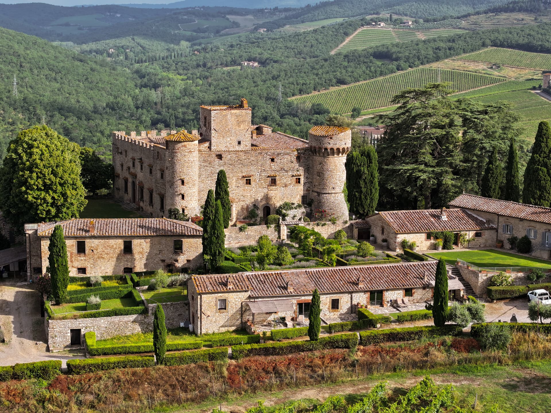 Vista aerea del Castello di Meleto con i giardini e le colline del Chianti